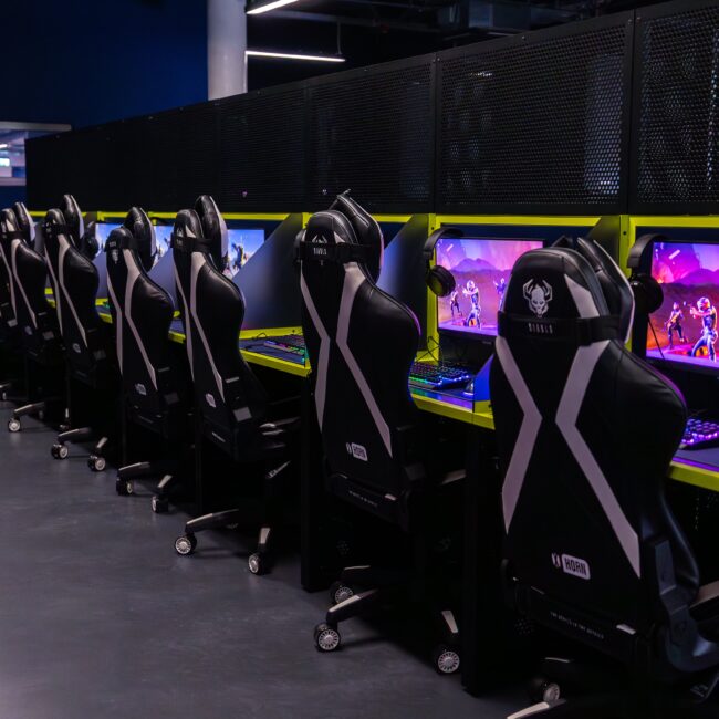 esport gaming cafe komputery w LAN Arena