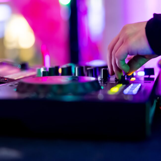 DJ-Decks auf einer Party in Dortmund, Deutschland.
