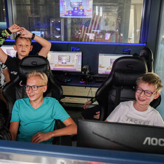 Kid playing Fortnite , CS2, CS:GO, League of Legends, Minecraft as Esports café in Łódź