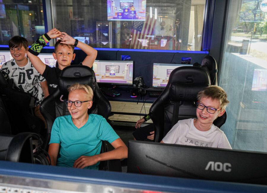 Kid playing Fortnite , CS2, CS:GO, League of Legends, Minecraft as Esports café in Łódź