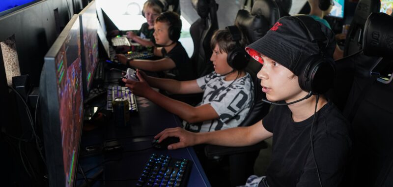 Gaming coaches showing kids to play Fortnite , CS2, CS:GO, League of Legends, Minecraft as Esports café in Łódź